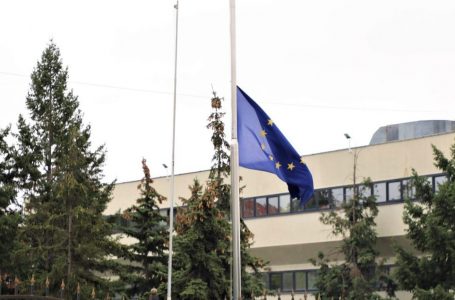 Flamuri i BE-së në gjysmështizë, EULEX-i nderon policin e vrarë Afrim Bunjaku