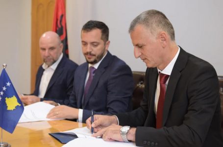 Nënshkruhet marrëveshja, pritet ndërtimi i rrugëve që lidhin disa fshatra të Kosovës dhe Shqipërisë