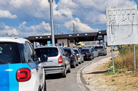 Sërish kolona të gjata në vendkalimet kufitare, mbi dy orë pritje në Merdar