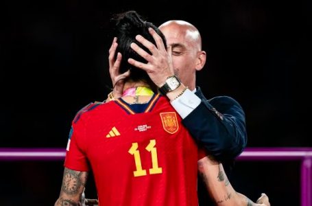 Dorëzohet më në fund presidenti i Federatës Spanjolle, njofton për dorëheqjen pas puthjes në buzë të lojtares