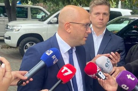 Sarrazin: S’duhet të ndalemi, duhet gjetur zgjidhje për zbatimin e Marrëveshjes së Ohrit