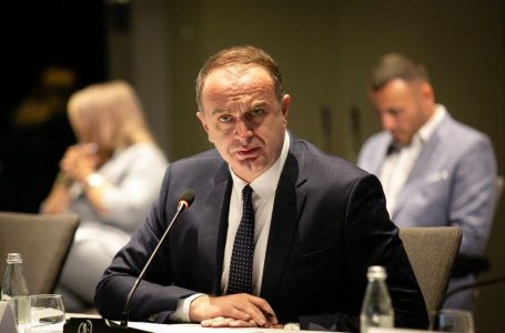 Nik Gjeloshaj, zv.kryeministri i Malit të Zi, vjen në Kosovë për 16 vjetorin e Pavarësisë