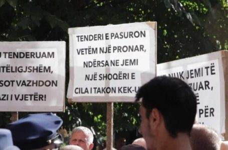 Protestë para KEK-ut, punëtorët tentojnë të hyjnë me forcë brenda kompanisë