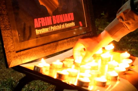 Ndizen qirinjë në Gjakovë për të nderuar rreshterin Afrim Bunjaku