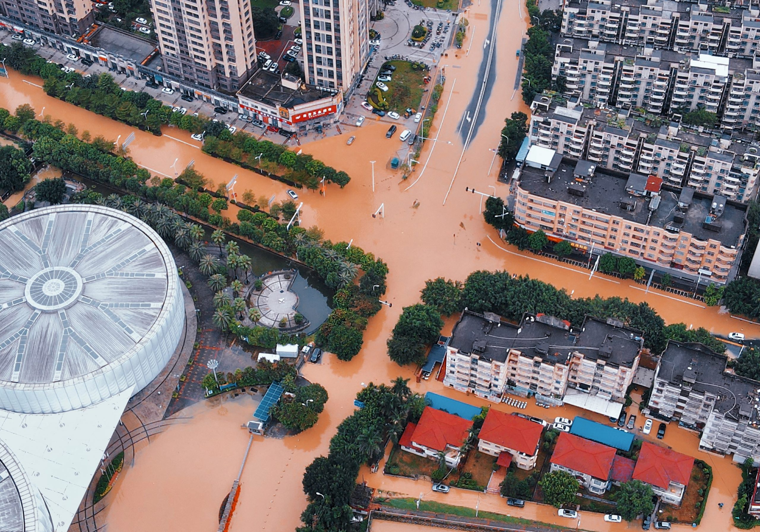 Hong Kong-u dhe jugu i Kinës luftojnë me përmbytjet nga shirat rekord