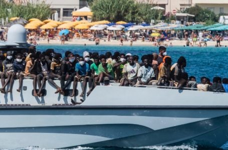 Anijen e kaplojnë flakët, autoritetet italiane shpëtojnë emigrantët dhe pjesëtarët e ekuipazhit