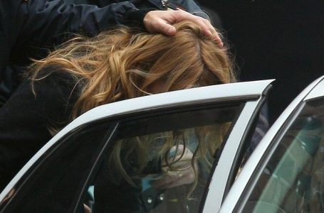 Sulmoi policët në gjendje të dehur, arrestohet një femër