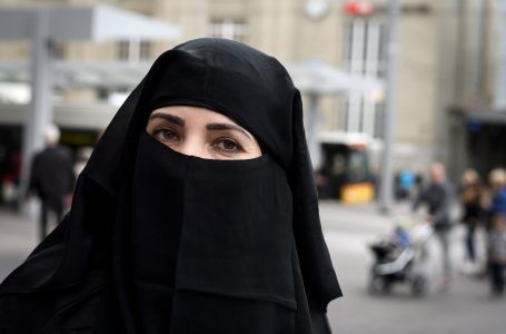 Parlamenti zviceran miraton ndalimin e mbulesës së plotë të fytyrës si burka dhe vendos gjoba për shkelësit
