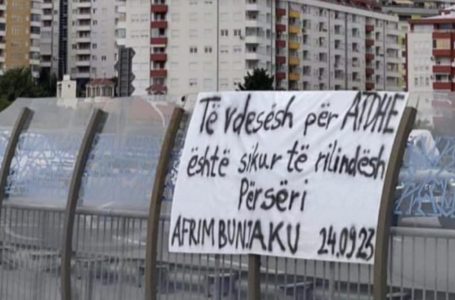 “Të vdesësh për atdhe është sikur të rilindësh përsëri”, në Prishtinë vendoset një baner për policin e vrarë në veri