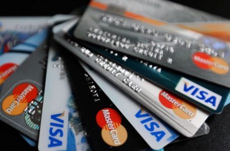 Keqpërdorim i kartelave bankare, arrestohen dhjetë persona të cilët dëmtuan me mijëra euro bankat në Kosovë