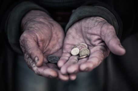 I detyroi tre persona të kërkonin lëmoshë – gjakovari dënohet me 5 vjet burg dhe 200 euro gjobë