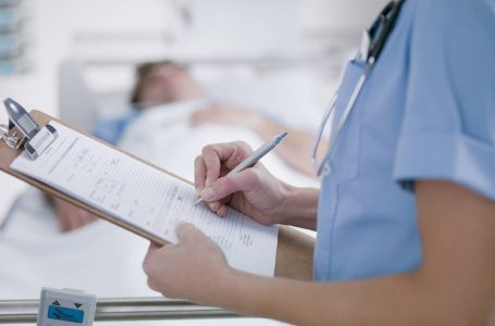 286 ikje për gjashtë muaj – Gori: Të rinjtë po bëhen infermierë për të dalë jashtë vendit
