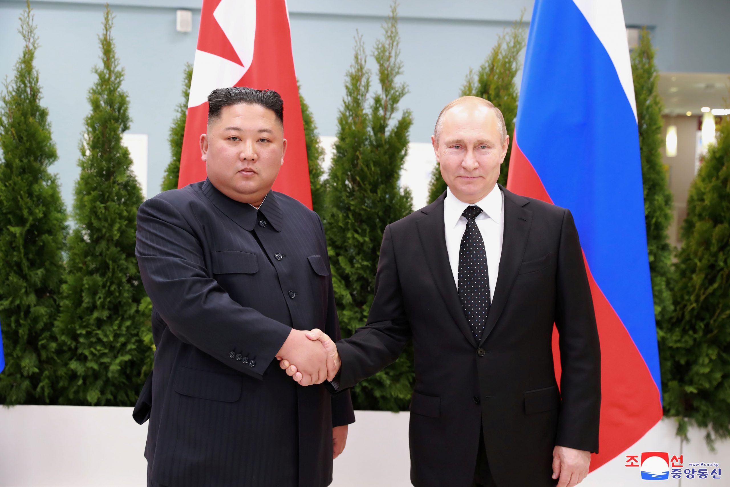 Bashkëpunimi i mundshëm në tregtinë e armëve mes Koresë së Veriut dhe Rusisë, shqetësim global