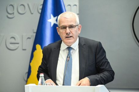 Sveçla: Gjashtë terroristë po trajtohen në Novi Pazar, Serbia t’i dorëzojë ata