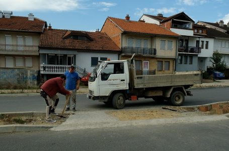 Inspektoriati largon betonin e shtruar nga qytetarët në rrugën “Bujar Roka”