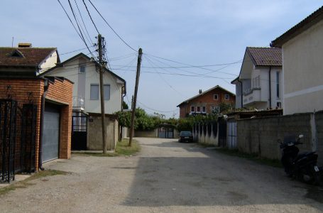 Banorët e rrugës “Shani Pallaska” ankohen për mos asfaltim të asaj rruge