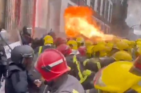 Pamje kaotike, zjarrfikësit gjatë protestës sulmuan policinë