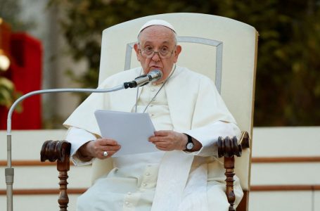 Papa Françesku bën thirrje për t’i dhënë fund sulmeve në Izrael dhe Palestinë