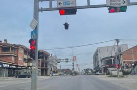 Semafori i dëmtuar në rrugën “Tirana”, rrezik për kalimtarët (VIDEO)