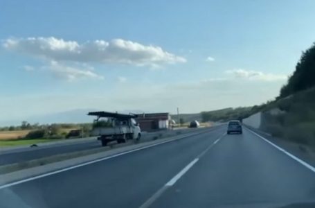 Voziti në kahun e ndaluar të lëvizjes, gjobitet me 150 euro shoferi në rrugën Prishtinë-Gjakovë