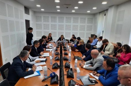 Auditori: 129 punonjës të komunitetit serbë marrin paga pa shkuar në punë fare