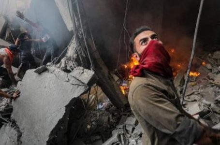 ​“Do të sulmojmë nga toka, ajri dhe deti”, paralajmërimi izraelit nxit eksod në Gaza