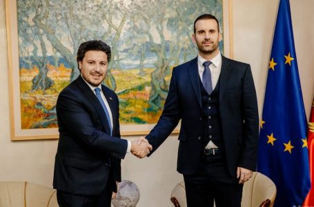 Abazoviq ia dorëzon detyrën kryeministrit të ri të Malit të Zi, Milojko Spajiq