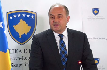 Mosnjohja e Kosovës nga Spanja, Hoxhaj: Nuk i sjell nder të jetë në një barkë me Rusinë