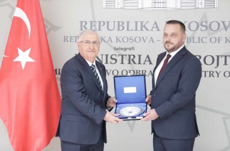 Ministri i Mbrojtjes së Turqisë pritet me nderime të larta shtetërore në Kosovë