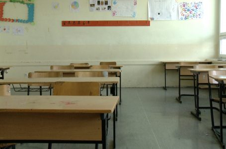 Një klasë e tërë e bojkotojnë mësimin, shkak një nxënës