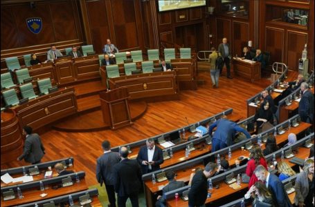 Tensione në Kuvendin e Kosovës për fillimin e seancës së jashtëzakonshme