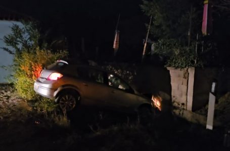 Aksident rrugor, makina përfundon në kanal