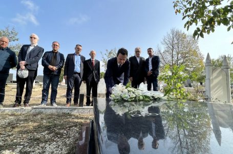 Kurti bëri homazhe tek varri i profesorit Ejup Statovci