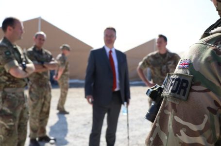 Abbott viziton kampin e Bondsteel-it: Është një kohë e vështirë dhe shqetësuese për kosovarët