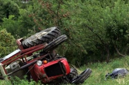 Humb jetën një person, u rrokullis me traktor