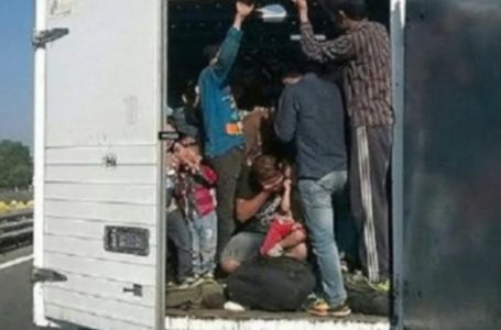 Kapet një kamion me mbi 60 emigrantë, mes tyre edhe fëmijë