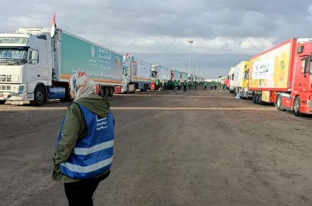 59 kamionë me ndihma presin të kalojnë në Gaza nga Egjipti