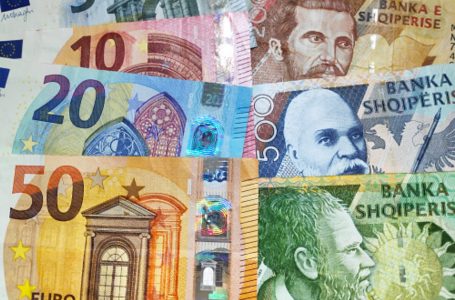 Euro prek një minimum të ri historik në tregun valutor në Shqipëri