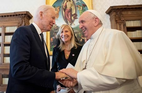 Presidenti Biden dhe Papa Françesku flasin për “rrugët drejt paqes”