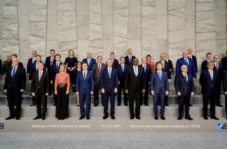 Takohen ministrat e Mbrojtjes të vendeve të NATO-s, Peleshi: Aleanca Veriatlantike me mesazhe të qarta për situatën në Kosovë