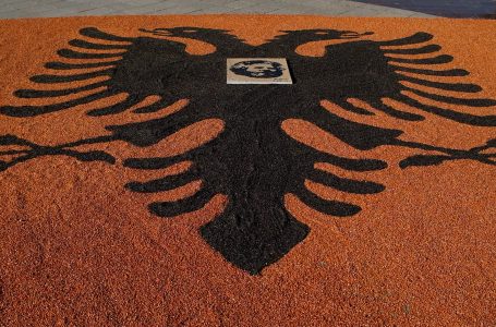 Mozaiku i radhës i rekordmenit Pozhegu, flamuri kombëtar në Prekaz