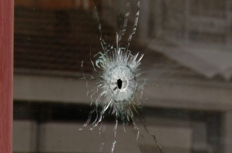 Shtihet me armë zjarri në drejtim të një hoteli në Gjakovë