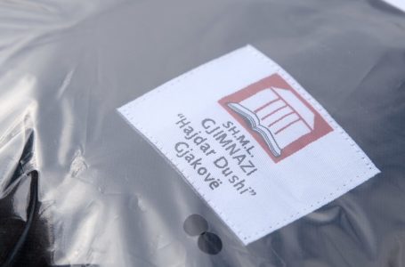 Nxënësit e gjimnazit “Hajdar Dushi”, të pakënaqur me uniformat