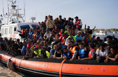 Varka me 573 emigrantë zbarkon në Lampedusa të Italisë