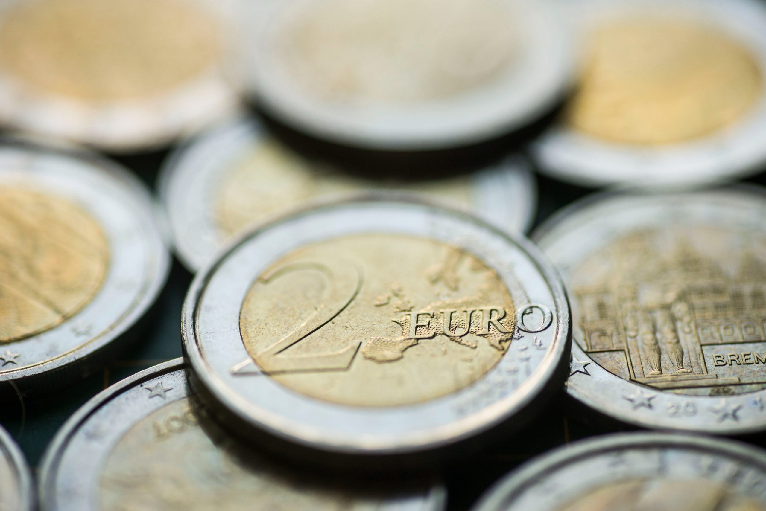 Deponohen në një bankë 251 monedha false nga dy euro