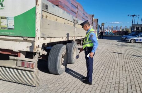 Kamionët dhe autobusët, fokusi një javor i policisë që shqiptuan mbi 150 tiketa