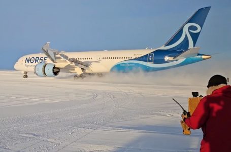 Boeing 787 bëhet aeroplani i parë i madh i pasagjerëve që aterroi në pistën e akullt të Antarktidës