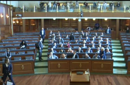 Deputetët e opozitës e lëshojnë seancën e Kuvendit në shenjë pakënaqësie