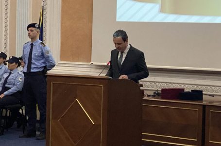 Diplomojnë 45 zyrtare korrektuese, Kurti: Të burgosurit nuk janë të lirë, por kanë të drejta