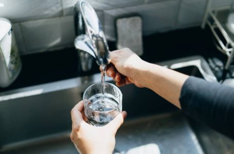 Sëmundjet nga pijet në shishe, autoritetet në Kroaci: Konsumoni ujë çezme